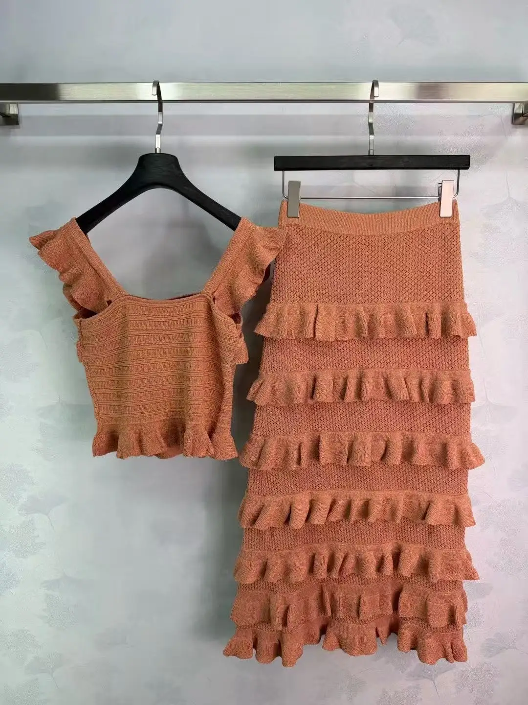 Soft bean paste powder wood-ear earflap knitted halter top with short body vest. Multi-layer ruffled hem irregular skirt set.
Soft bean paste powder wood-ear earflap knitted halter top with short body vest. Multi-layer ruffled hem irregular skirt set.