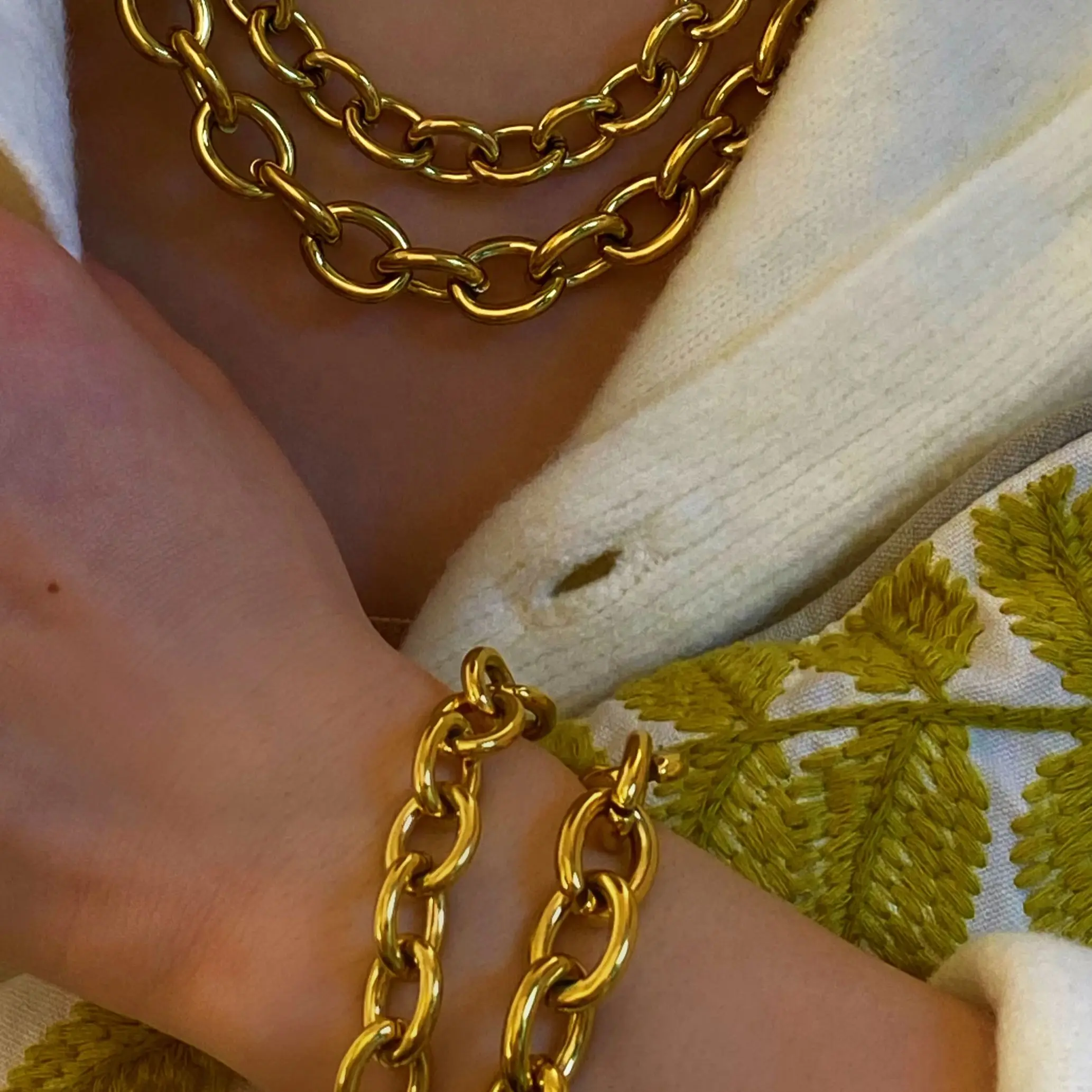 CARLIDANA Chunky Twisted Wire Cable Rolo Ring Gold Plated Stainless Steel Link Chain Necklace Bracelet Set With Toggle Clasp 
CARLIDANA Chunky Twisted Wire Cable Rolo Ring Gold Plated Stainless Steel Link Chain Necklace Bracelet Set With Toggle Clasp