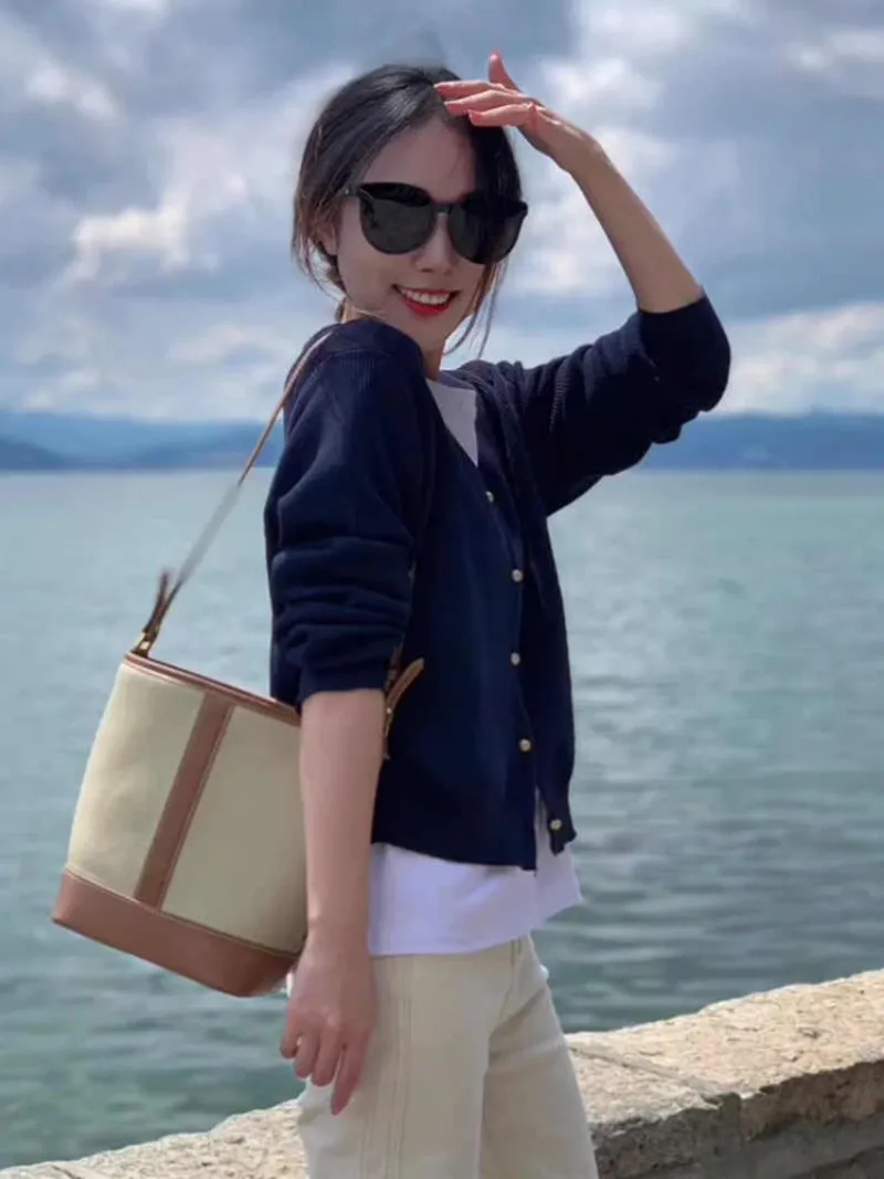 Женские летние синие вязаные кардиганы-свитеры с воротником-стойкой, укороченные, облегающие, с рюшами и бантом на шнурке, эластичные
Женские летние синие вязаные кардиганы-свитеры с воротником-стойкой, укороченные, облегающие, с рюшами и бантом на шнурке, эластичные