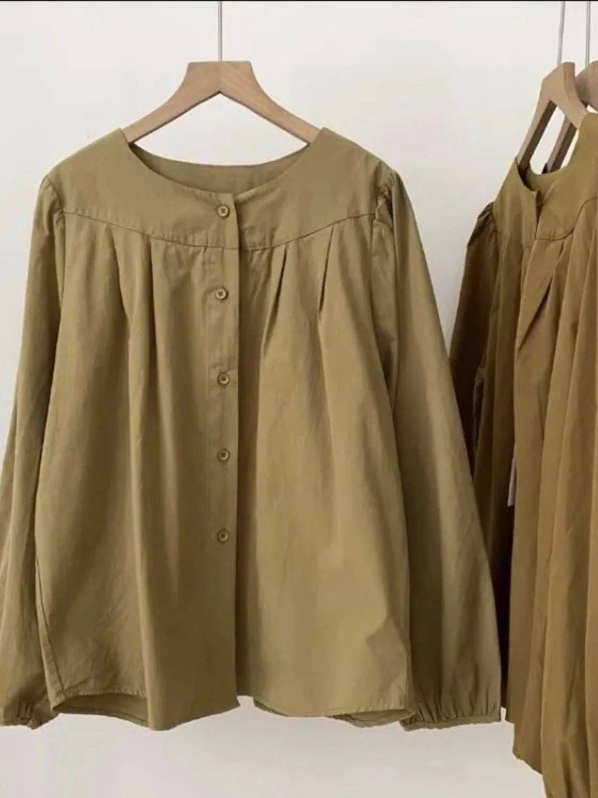 Женская плиссированная блузка свободного кроя цвета хаки с круглым вырезом и рукавами-фонариками, весна-осень, в корейском стиле, для повседневной носки
Женская плиссированная блузка свободного кроя цвета хаки с круглым вырезом и рукавами-фонариками, весна-осень, в корейском стиле, для повседневной носки