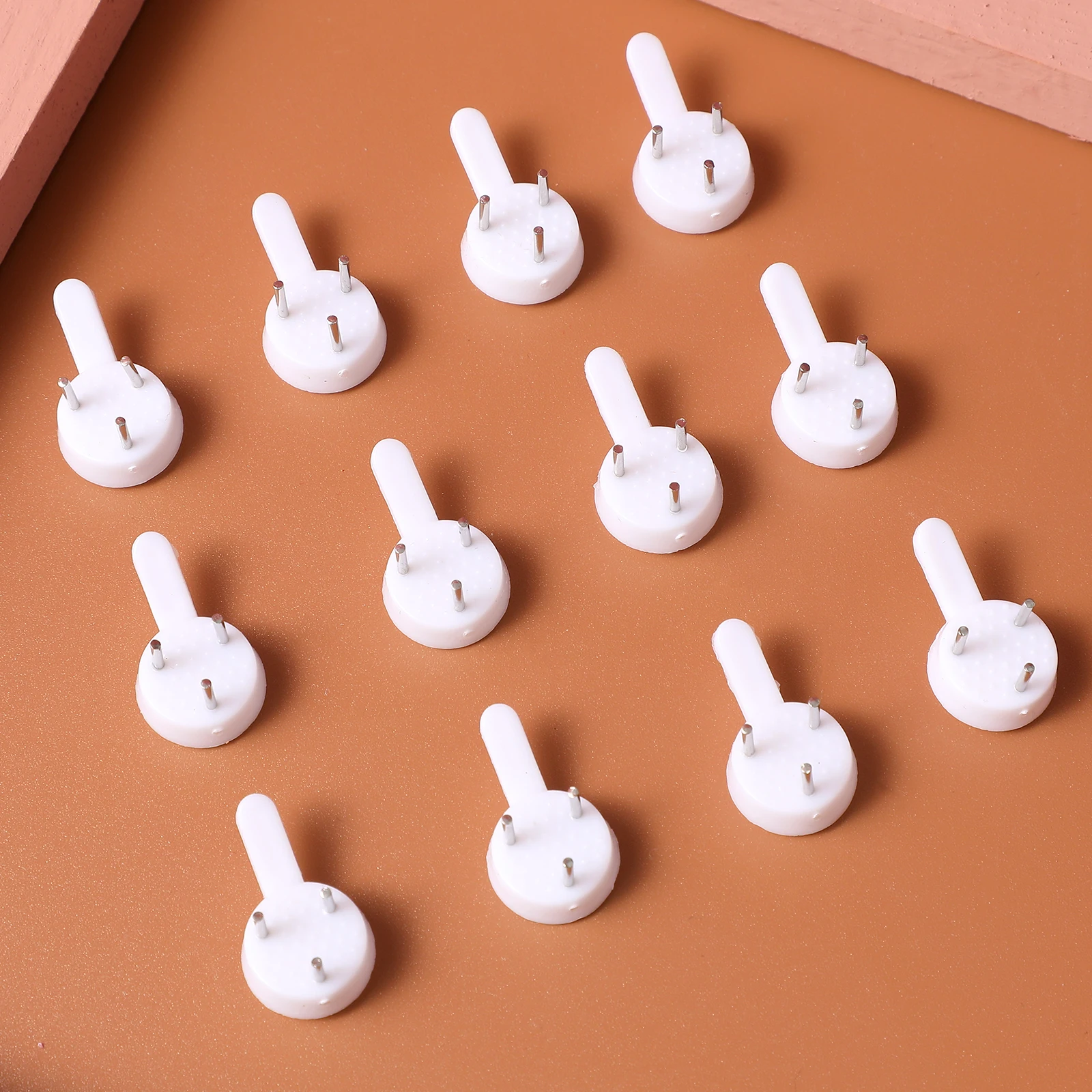 100 Pcs Seamless Nails Hooks Plastic Frame Hooks for Photo Painting Canvas Mirror Various Surfaces Cement Lime
100 Pcs Seamless Nails Hooks Plastic Frame Hooks for Photo Painting Canvas Mirror Various Surfaces Cement Lime