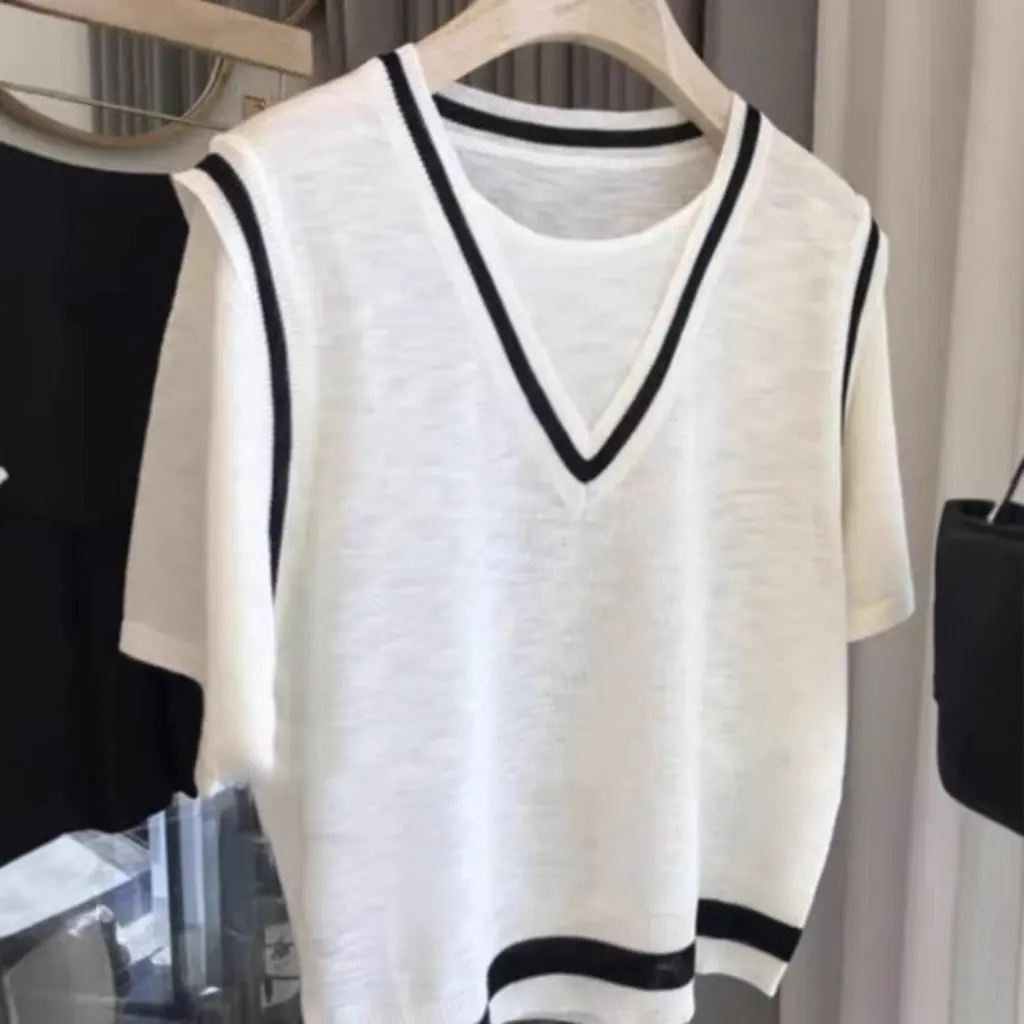 Women's Short-Sleeved T-shirt Summer Ice Silk Knitted Top Fat Sister Design Fake Two-Piece Set Niche Style
Women's Short-Sleeved T-shirt Summer Ice Silk Knitted Top Fat Sister Design Fake Two-Piece Set Niche Style