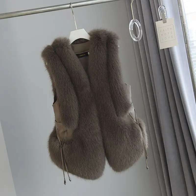 Женский кожаный жилет из искусственного меха, повседневная универсальная меховая куртка на молнии с v-образным воротником, осень/зима, модный однотонный топ без рукавов TS352
Женский кожаный жилет из искусственного меха, повседневная универсальная меховая куртка на молнии с v-образным воротником, осень/зима, модный однотонный топ без рукавов TS352