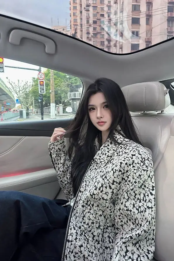  Spring Luxury K Style Designer Crop Blazer Women Chic Versatile Tailored Short Jacket Trendy Asian Fashion
Spring Luxury K Style Designer Crop Blazer Women Chic Versatile Tailored Short Jacket Trendy Asian Fashion