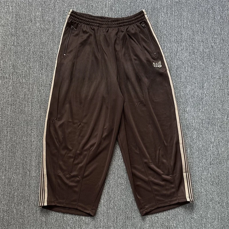 Needles Tra Mocha Brown Embroidery Loose Wide Leg Lantern Pants Sports Casual Trousers for Teenagers Daily Wear
Needles Tra Mocha Brown Embroidery Loose Wide Leg Lantern Pants Sports Casual Trousers for Teenagers Daily Wear