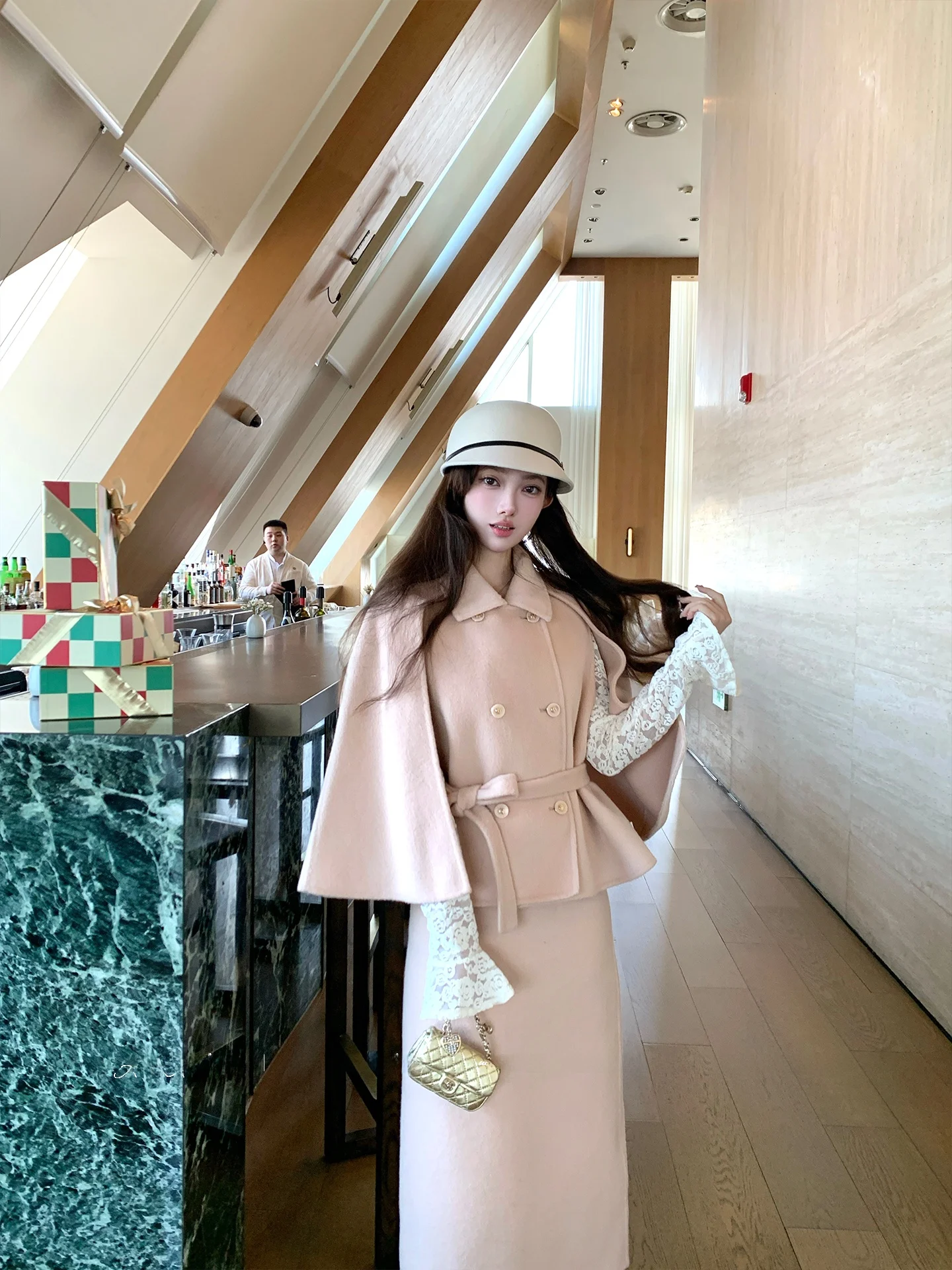 Комплект: двусторонняя шерстяная накидка-жакет и юбка с высокой талией, молодежный зимний утепленный шерстяной комплект верхней одежды с шапкой
Комплект: двусторонняя шерстяная накидка-жакет и юбка с высокой талией, молодежный зимний утепленный шерстяной комплект верхней одежды с шапкой