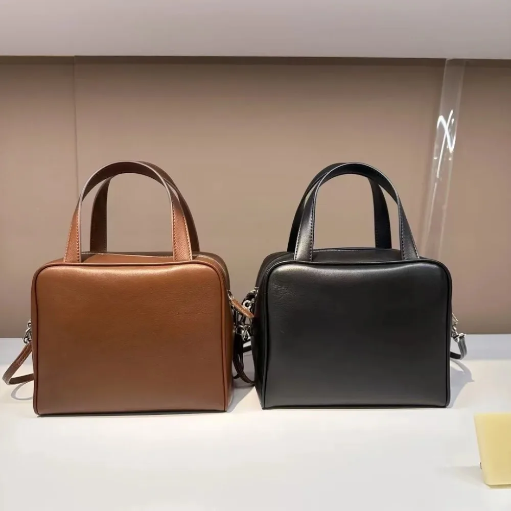 Light Luxury High Quality New Practical Simple Versatile Large Capacity Portable Shoulder Crossbody Camera Bag Commuter Tofu Bag
Light Luxury High Quality New Practical Simple Versatile Large Capacity Portable Shoulder Crossbody Camera Bag Commuter Tofu Bag