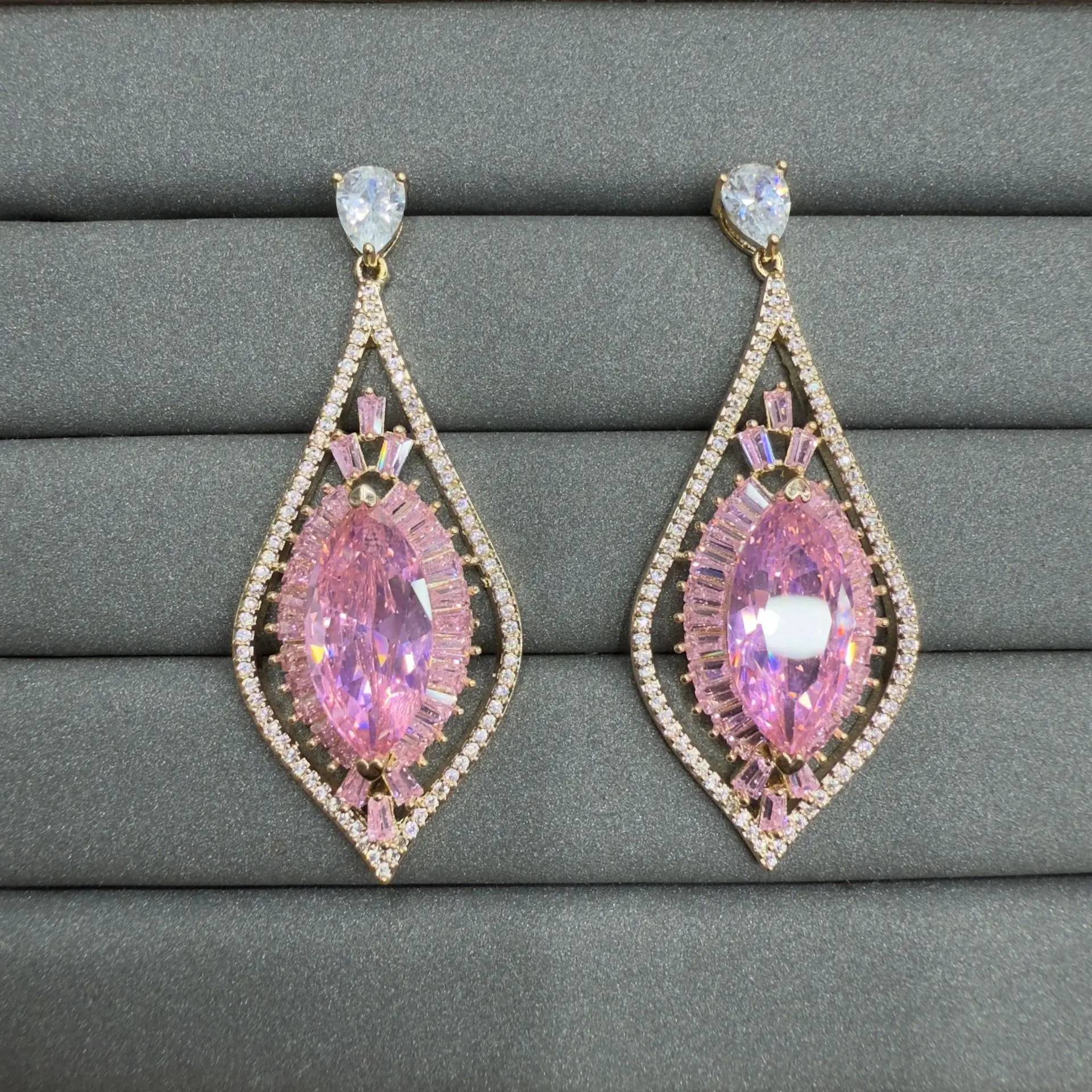 pink purple white earrings for women shiny luxury jewelry zircon teardrop big eye dangling earrings gala event party gift female
pink purple white earrings for women shiny luxury jewelry zircon teardrop big eye dangling earrings gala event party gift female