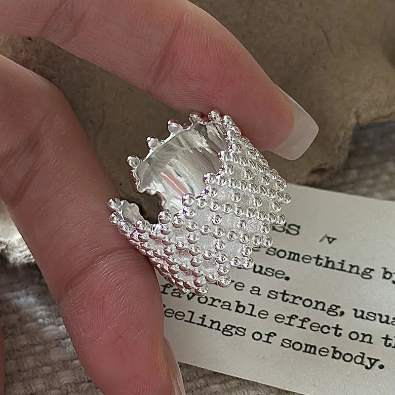 Кольцо из стерлингового серебра 925 пробы, корейская версия нишевого дизайна, матовое кольцо с бусинами в стиле ретро, простое модное кольцо в корейском стиле
Кольцо из стерлингового серебра 925 пробы, корейская версия нишевого дизайна, матовое кольцо с бусинами в стиле ретро, простое модное кольцо в корейском стиле