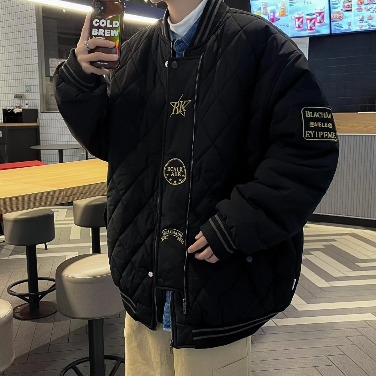 Thiened American Vibe Street Sle Cotton Jaet for Men Winter Warm Baseball Stitched Retro Diamond Embroidery Trendy Coat
Thiened American Vibe Street Sle Cotton Jaet for Men Winter Warm Baseball Stitched Retro Diamond Embroidery Trendy Coat