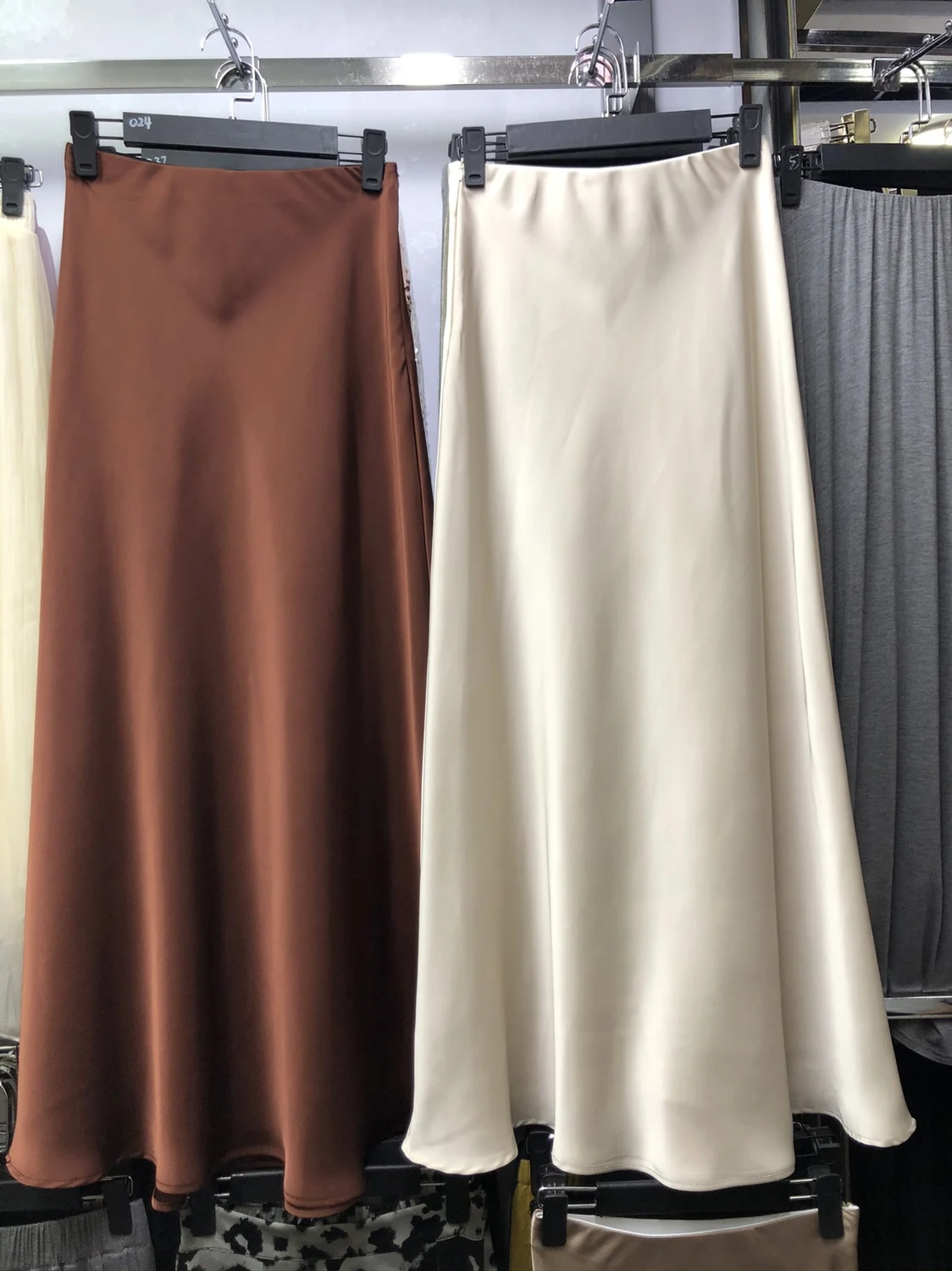 Acetate Satin High Waist Midi Skirt Women's Draped Thin A-Line Long Fish Tail Skirt Fashionable Color Versatile Skirt
Acetate Satin High Waist Midi Skirt Women's Draped Thin A-Line Long Fish Tail Skirt Fashionable Color Versatile Skirt