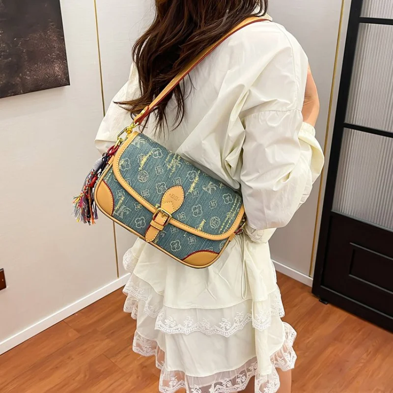 Classic Commuter Handbag for Women Elegant Leather Large Capacity Business Trendy with Solid Color Paris Style
Classic Commuter Handbag for Women Elegant Leather Large Capacity Business Trendy with Solid Color Paris Style