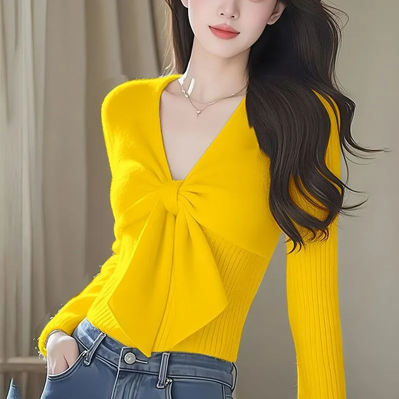 2024 Autumn New Unique Chic Solid Color Bow V-neck Knitted Sweater Pullover Women's Niche Long-sleeved Slim-fit Top
2024 Autumn New Unique Chic Solid Color Bow V-neck Knitted Sweater Pullover Women's Niche Long-sleeved Slim-fit Top