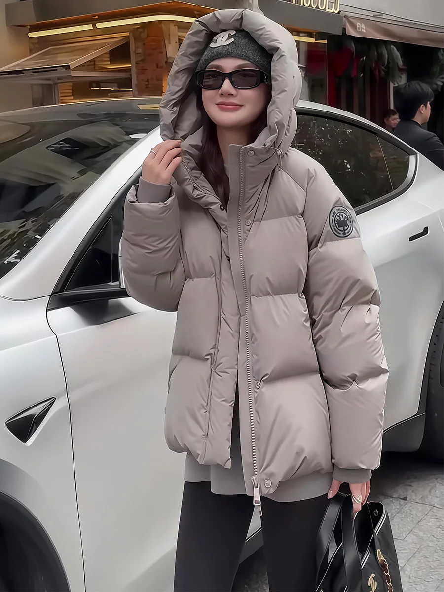 Женская теплая пуховая куртка средней длины с капюшоном, в стиле пуховика, корейский повседневный стиль, на молнии
Женская теплая пуховая куртка средней длины с капюшоном, в стиле пуховика, корейский повседневный стиль, на молнии