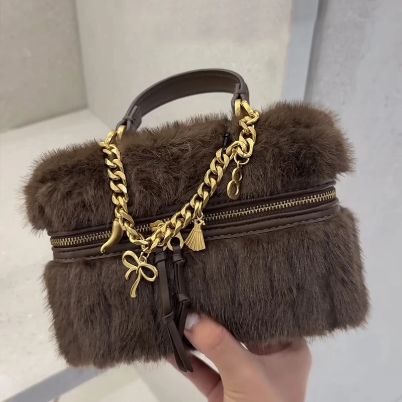 Винтажные мини-сумки из искусственного меха для женщин, роскошные дизайнерские сумки и кошельки, новинка 2023 года, с цепочкой на плечо из искусственного меха кролика рекс
Винтажные мини-сумки из искусственного меха для женщин, роскошные дизайнерские сумки и кошельки, новинка 2023 года, с цепочкой на плечо из искусственного меха кролика рекс