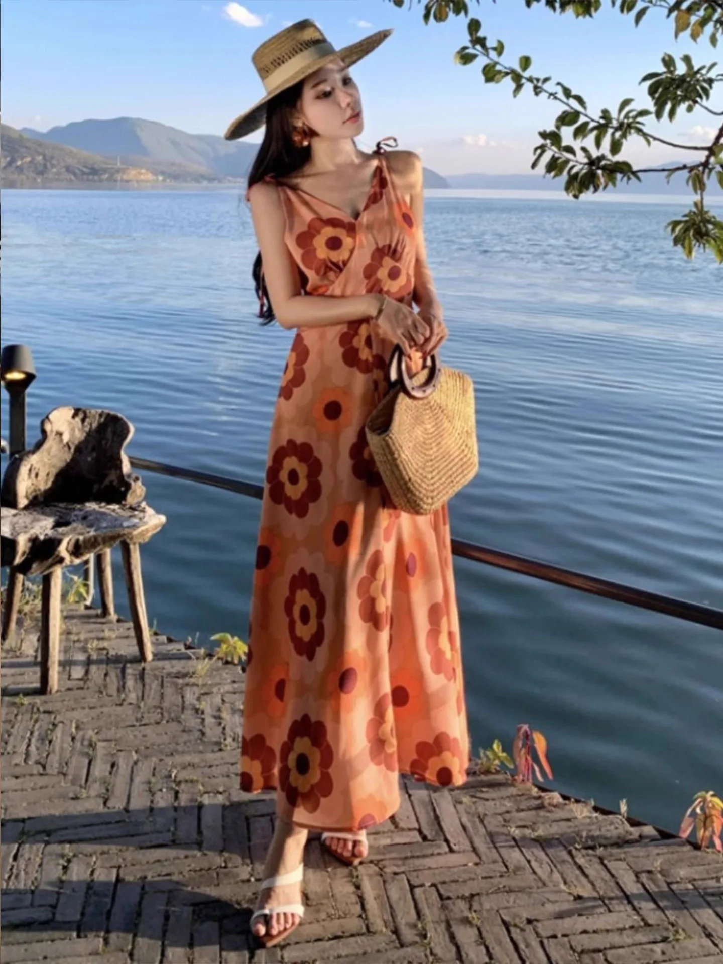 Summer Beautiful Orange Floral Print Halter Dress Women's New 2026 Beach Vacation Retro Style A-Line Midi Dress Bohemian Style
Summer Beautiful Orange Floral Print Halter Dress Women's New 2026 Beach Vacation Retro Style A-Line Midi Dress Bohemian Style