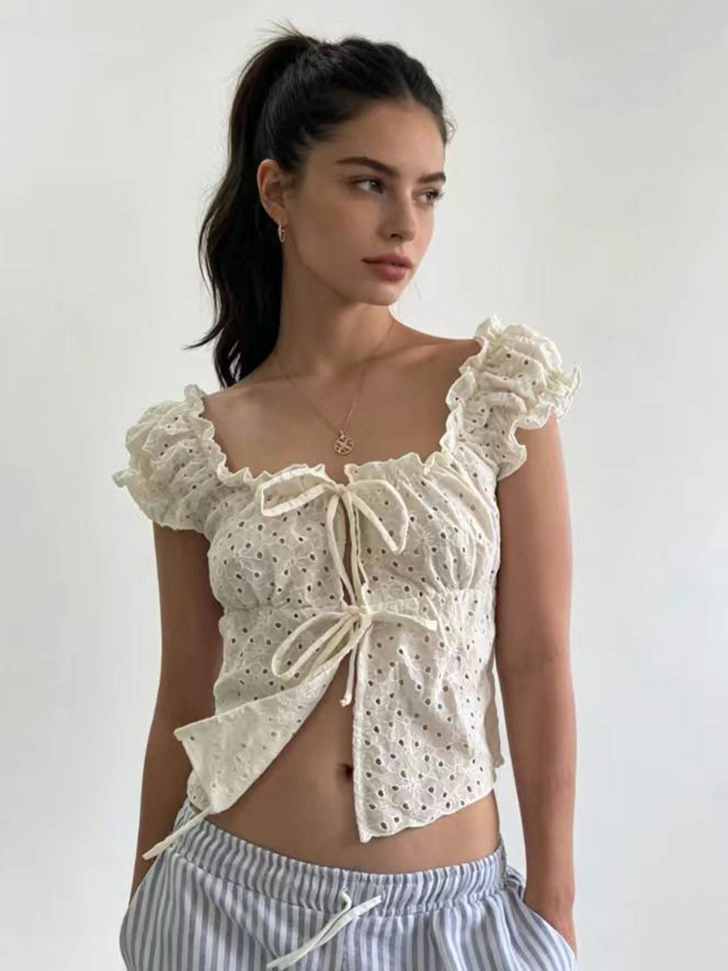 Women's Off White T-shirt Vintage Jacquard Hollow T-Shirt Y2K Gyaru Lace-up Square Neck Short Sleeve Tee Top for Women Summer
Women's Off White T-shirt Vintage Jacquard Hollow T-Shirt Y2K Gyaru Lace-up Square Neck Short Sleeve Tee Top for Women Summer