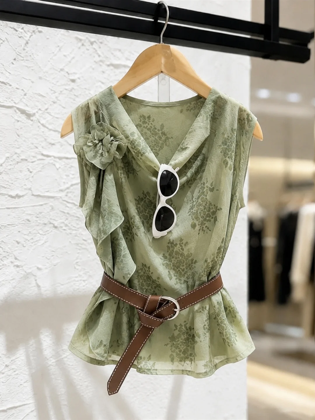 Elegant Sleeveless Vest 2026 Summer Fashionable Design Age-Defying Korean Style Straight Cut Silk Top for Young Women
Elegant Sleeveless Vest 2026 Summer Fashionable Design Age-Defying Korean Style Straight Cut Silk Top for Young Women