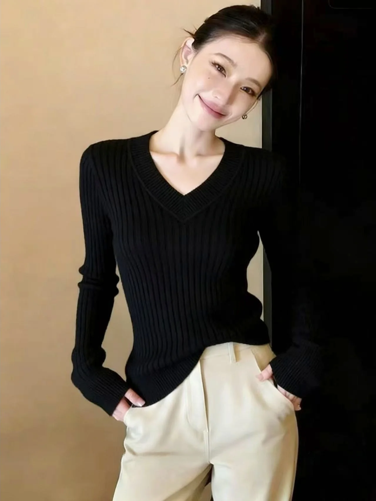 Новинка весенней коллекции: женский трикотажный топ с V-образным вырезом, длинным рукавом, облегающий, универсальный базовый топ из шелка.
Новинка весенней коллекции: женский трикотажный топ с V-образным вырезом, длинным рукавом, облегающий, универсальный базовый топ из шелка.