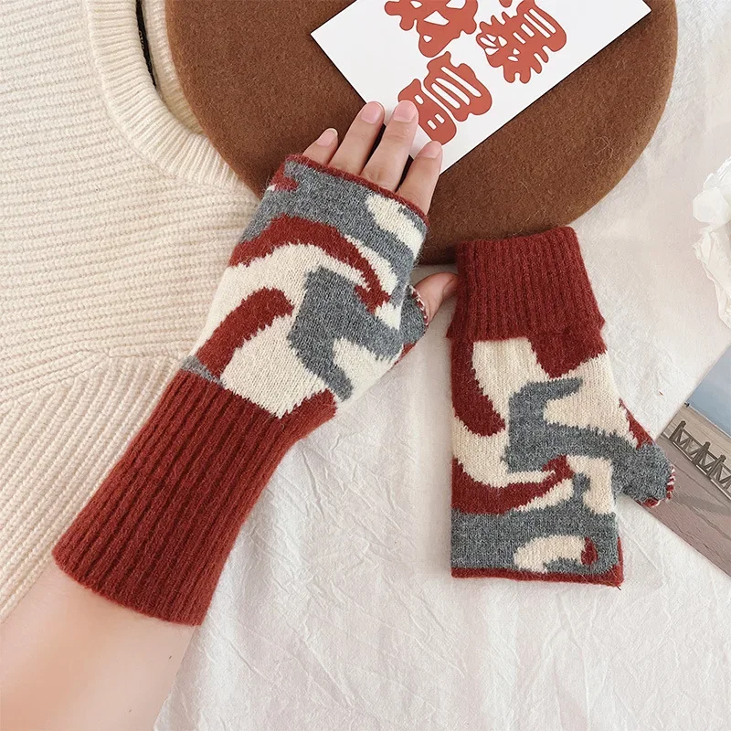 Korean Fashion Leopard Print Knit Finger Typing Autumn and Winter Warm Wrist Half Finger Gloves
Korean Fashion Leopard Print Knit Finger Typing Autumn and Winter Warm Wrist Half Finger Gloves