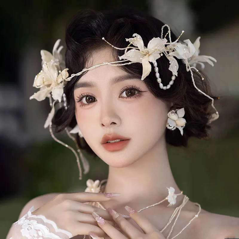 exquisite sweet whitening flower crystal beaded headband French bridal headgear wedding robe thousand gold wind flower
exquisite sweet whitening flower crystal beaded headband French bridal headgear wedding robe thousand gold wind flower