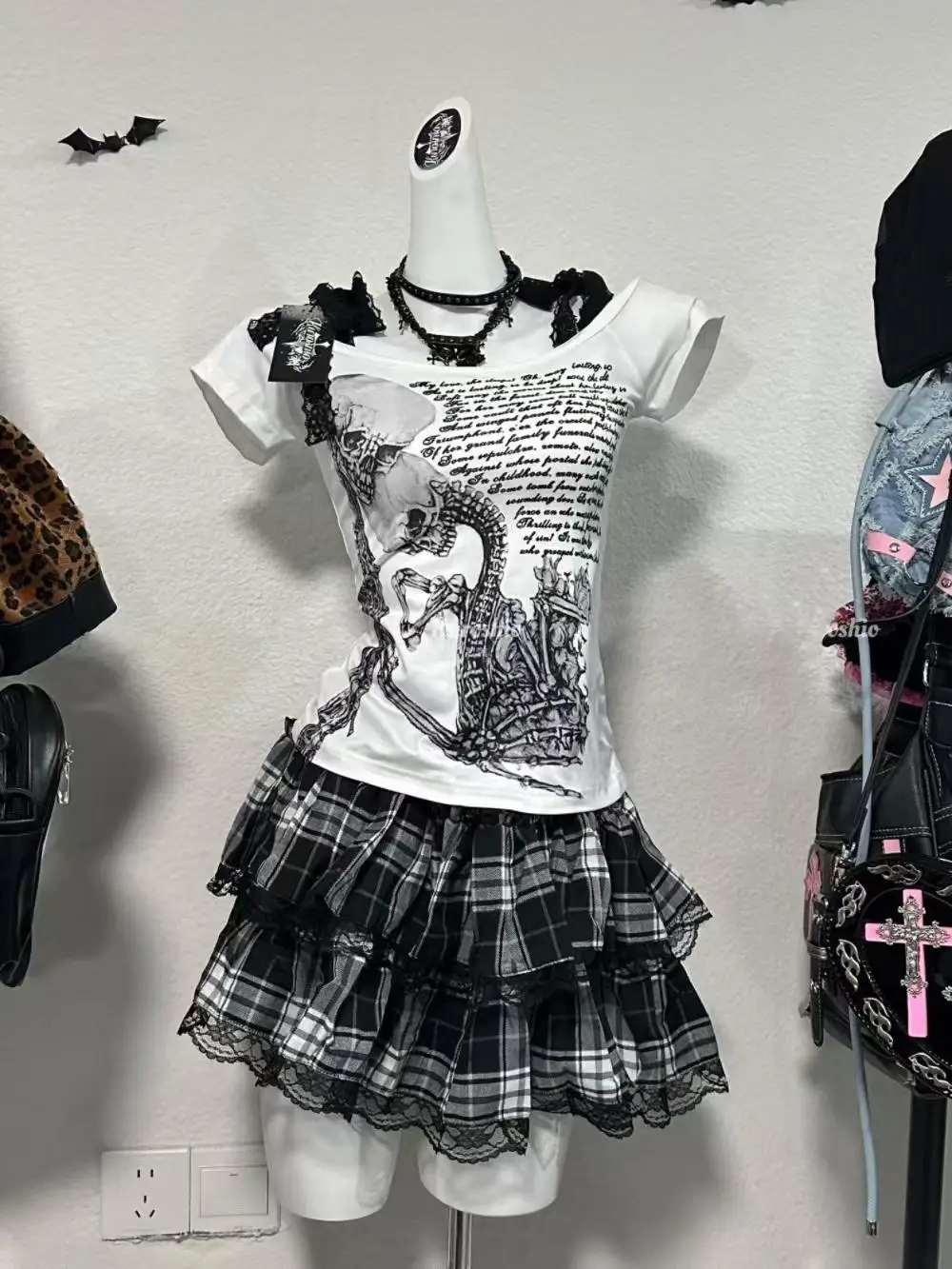 American Vintage Skull Print Short Sleeve Tshirt Subculture Street Punk Sexy Goth Y2k Top Off Shoulder Slash Neck Pullover Tee
American Vintage Skull Print Short Sleeve Tshirt Subculture Street Punk Sexy Goth Y2k Top Off Shoulder Slash Neck Pullover Tee