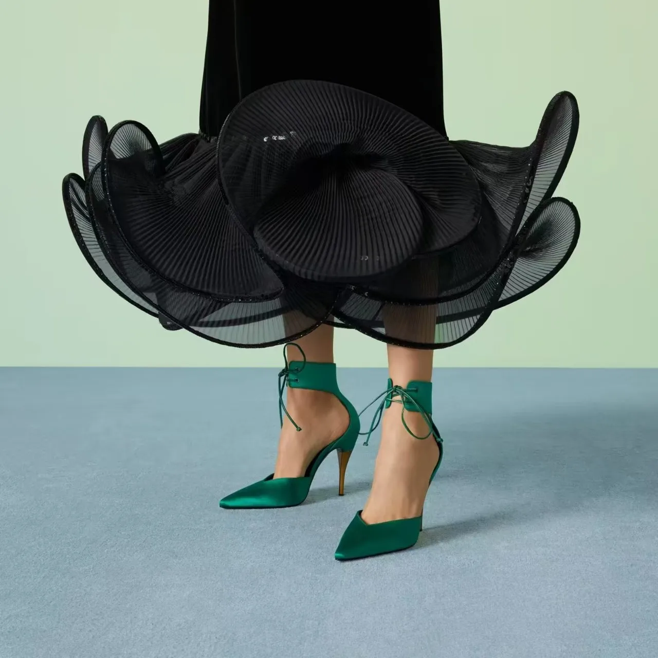 Ankle Wrap Pointed Toe Summer Women Sandals Gold Stiletto high Heel Lace Up Design Large Size Fashion Show Shoes
Ankle Wrap Pointed Toe Summer Women Sandals Gold Stiletto high Heel Lace Up Design Large Size Fashion Show Shoes