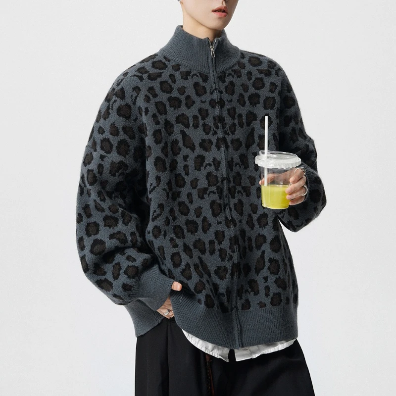 Autumn Leopard Print Streetwear Cardigan Sweatshirt Outerwears Zipper Up Jackets Vintage Designer Knit Sweaters Men Coats
Autumn Leopard Print Streetwear Cardigan Sweatshirt Outerwears Zipper Up Jackets Vintage Designer Knit Sweaters Men Coats
