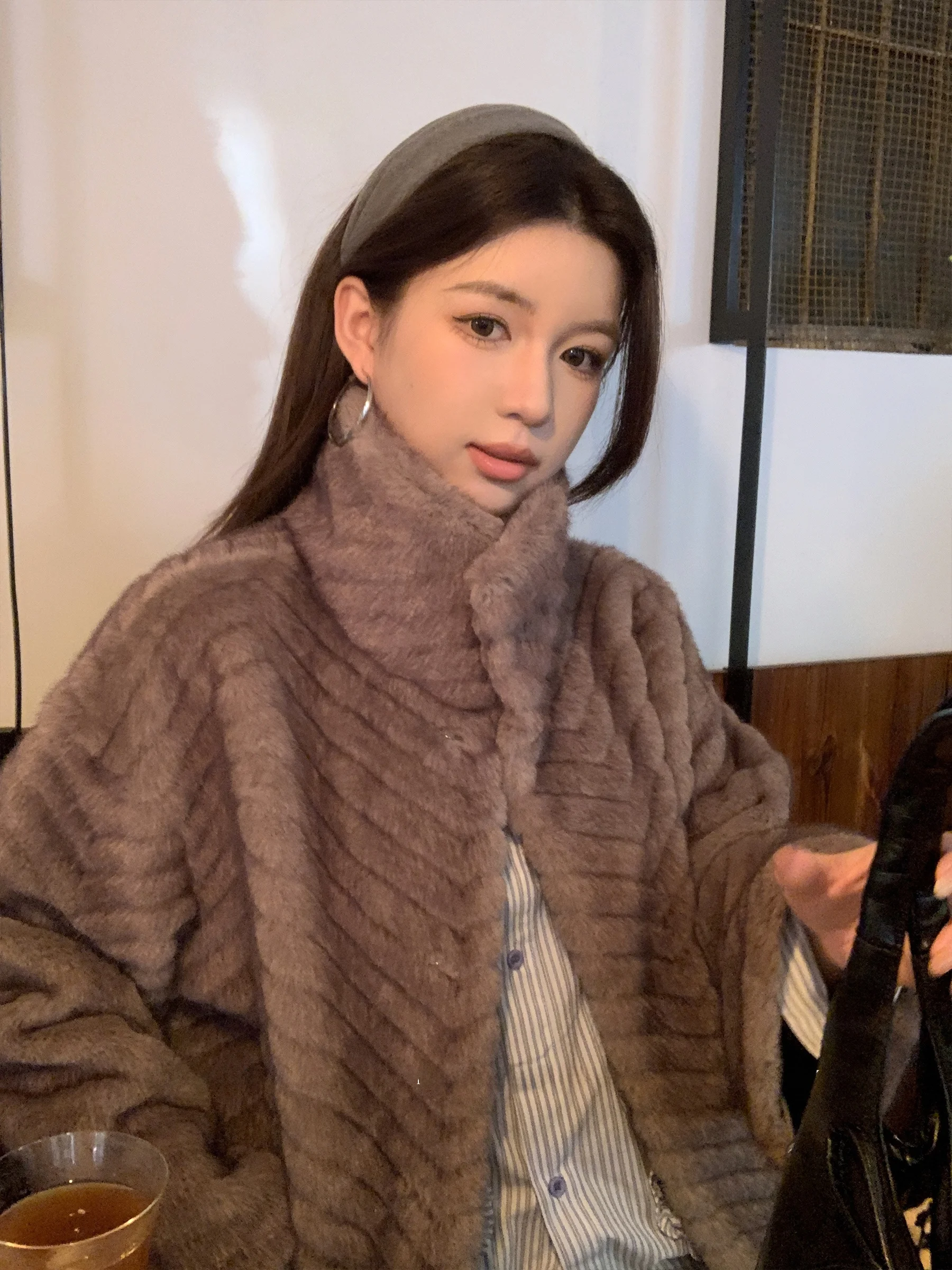 Sam Seoi Новая зимняя женская шуба из искусственного норкового меха с воротником-стойкой, верхняя одежда с мехом, экологически чистая, теплая, корейская, S...
Sam Seoi Новая зимняя женская шуба из искусственного норкового меха с воротником-стойкой, верхняя одежда с мехом, экологически чистая, теплая, корейская, S...