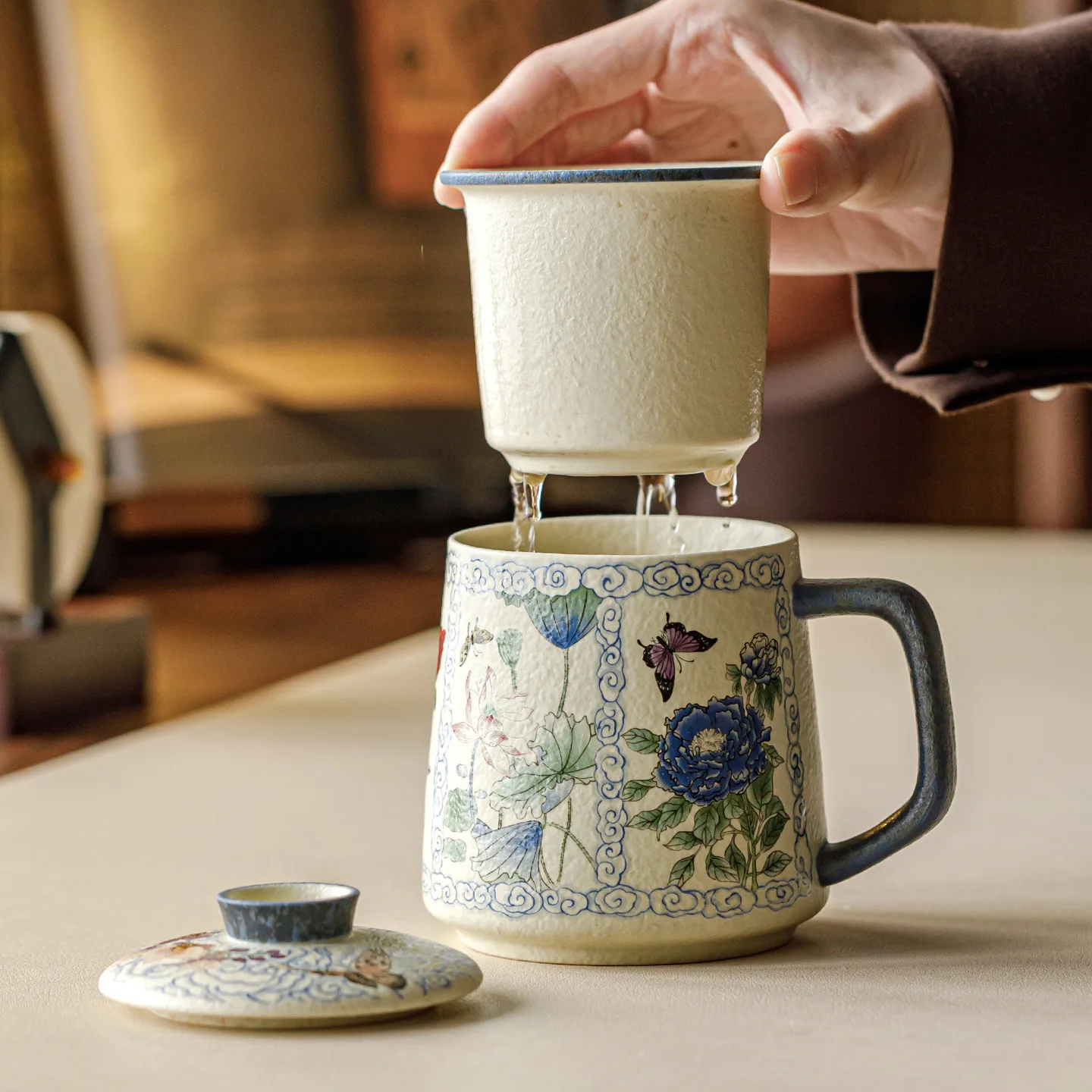 HYS office tea separation tea cup Yutang Manfang Chinese ceramic household filter cup gift box
HYS office tea separation tea cup Yutang Manfang Chinese ceramic household filter cup gift box