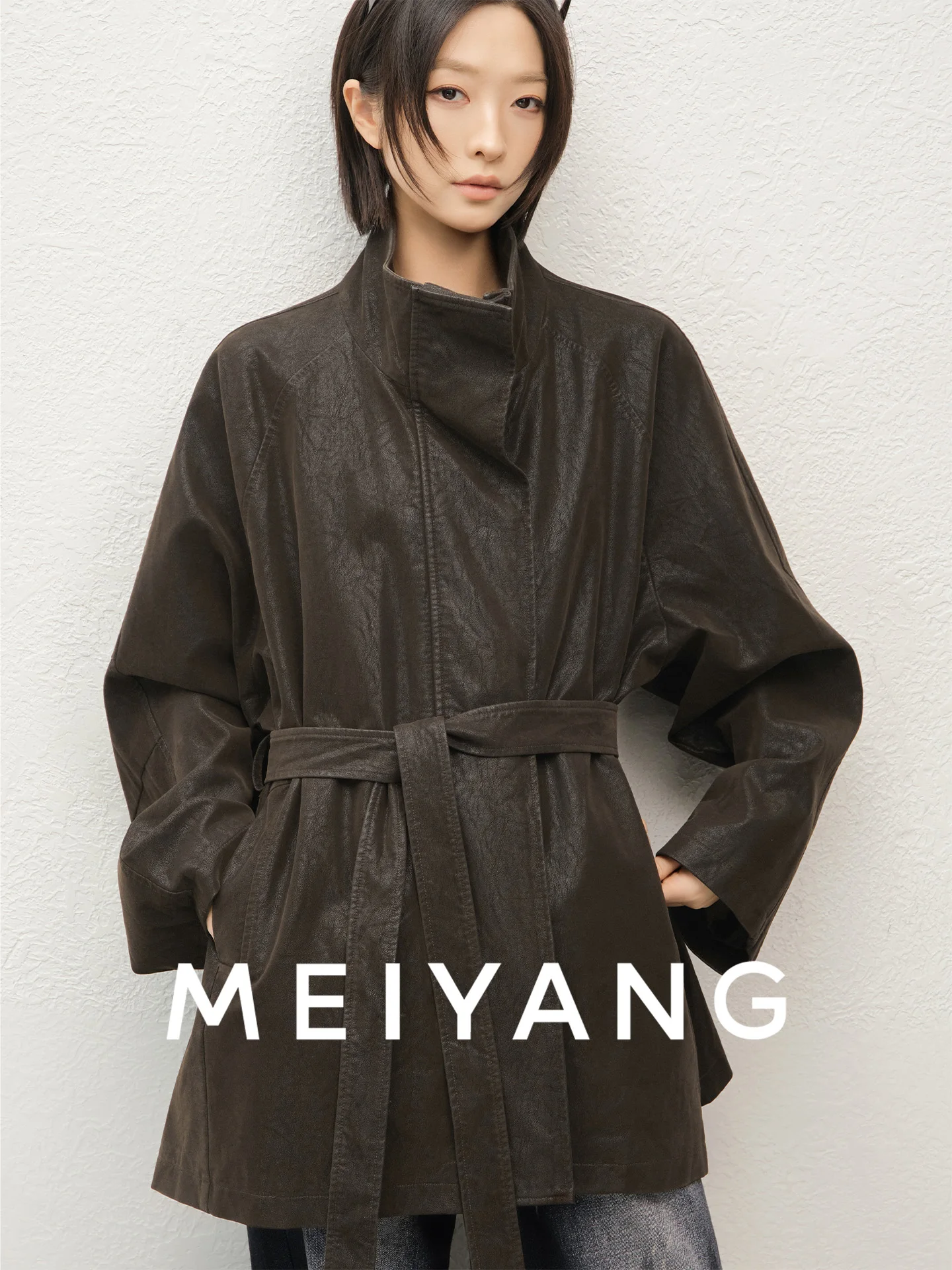 Куртка из искусственной кожи с воротником-стойкой и поясом, в американском стиле, на молнии, свободного кроя, с длинными рукавами, для молодых женщин
Куртка из искусственной кожи с воротником-стойкой и поясом, в американском стиле, на молнии, свободного кроя, с длинными рукавами, для молодых женщин