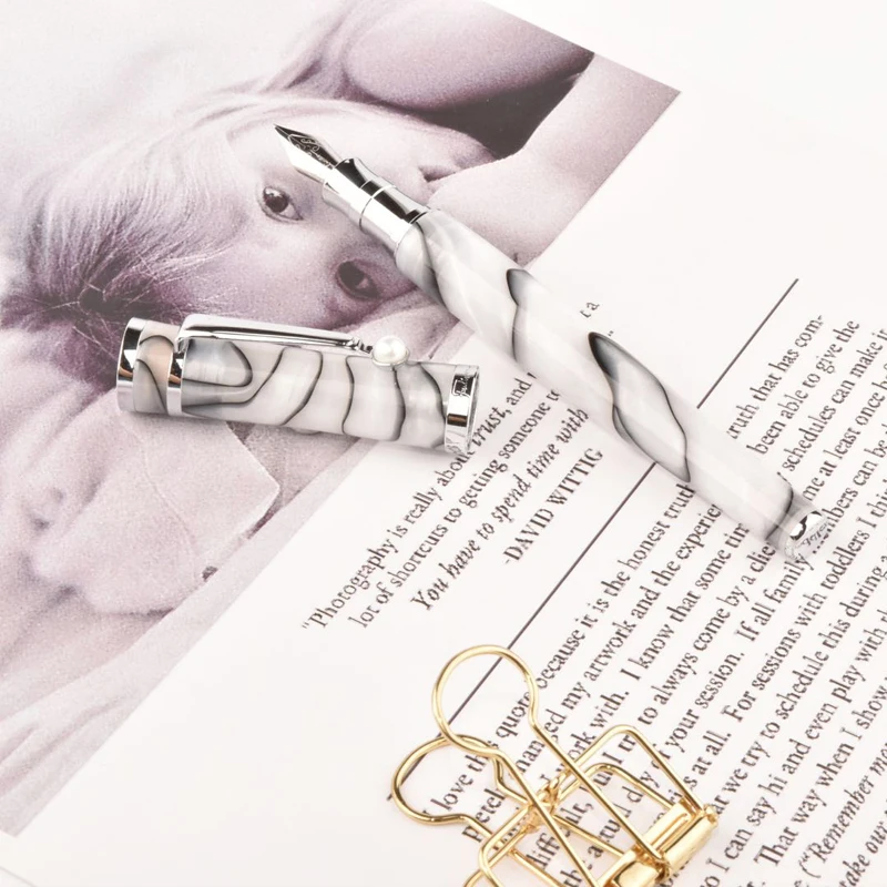 Fuliwen 2037, целлулоидная перьевая ручка с тонким наконечником, модная подарочная ручка для письма, различные цвета для офиса, дома, школьные принадлежности
Fuliwen 2037, целлулоидная перьевая ручка с тонким наконечником, модная подарочная ручка для письма, различные цвета для офиса, дома, школьные принадлежности