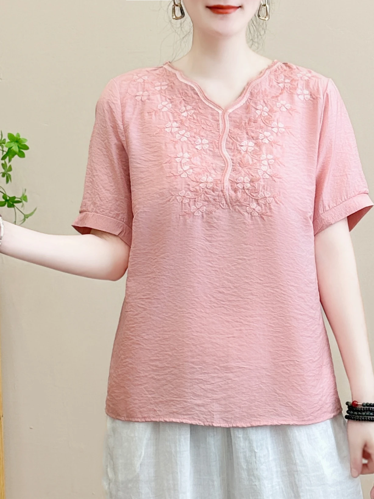 Elegant Embroidered Loose Short Sleeve T-Shirt for Middle-Aged And Elderly Women Breathable Lightweight Summer Fashion Top
Elegant Embroidered Loose Short Sleeve T-Shirt for Middle-Aged And Elderly Women Breathable Lightweight Summer Fashion Top