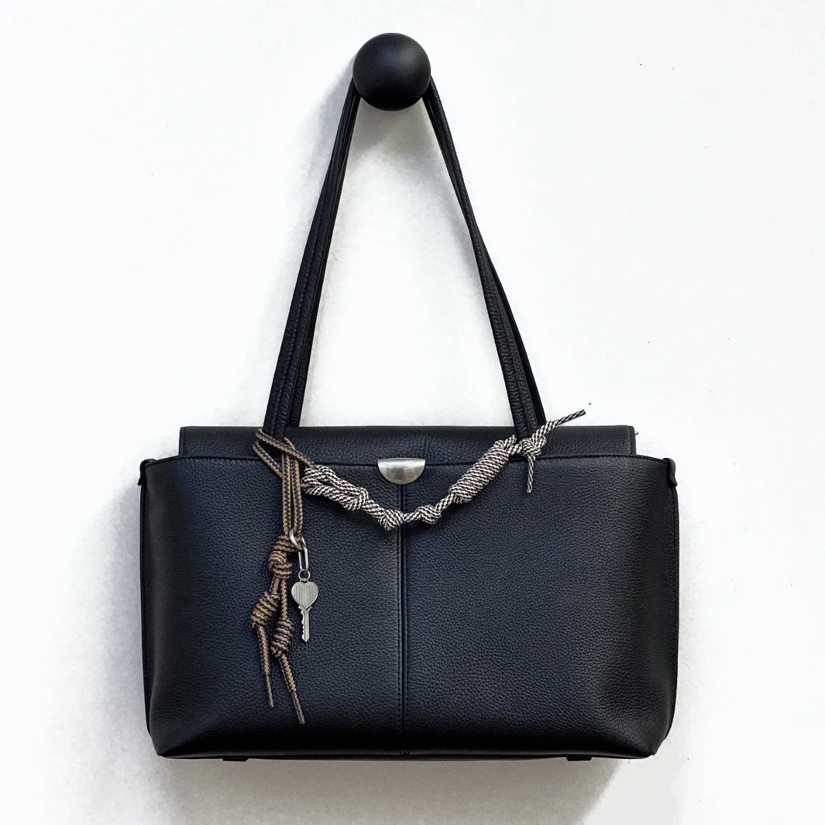 Top layer cowhide underarm bag 2025 new niche design genuine leather large capacity commuting tote bag vintage lady shoulder bag
Top layer cowhide underarm bag 2025 new niche design genuine leather large capacity commuting tote bag vintage lady shoulder bag