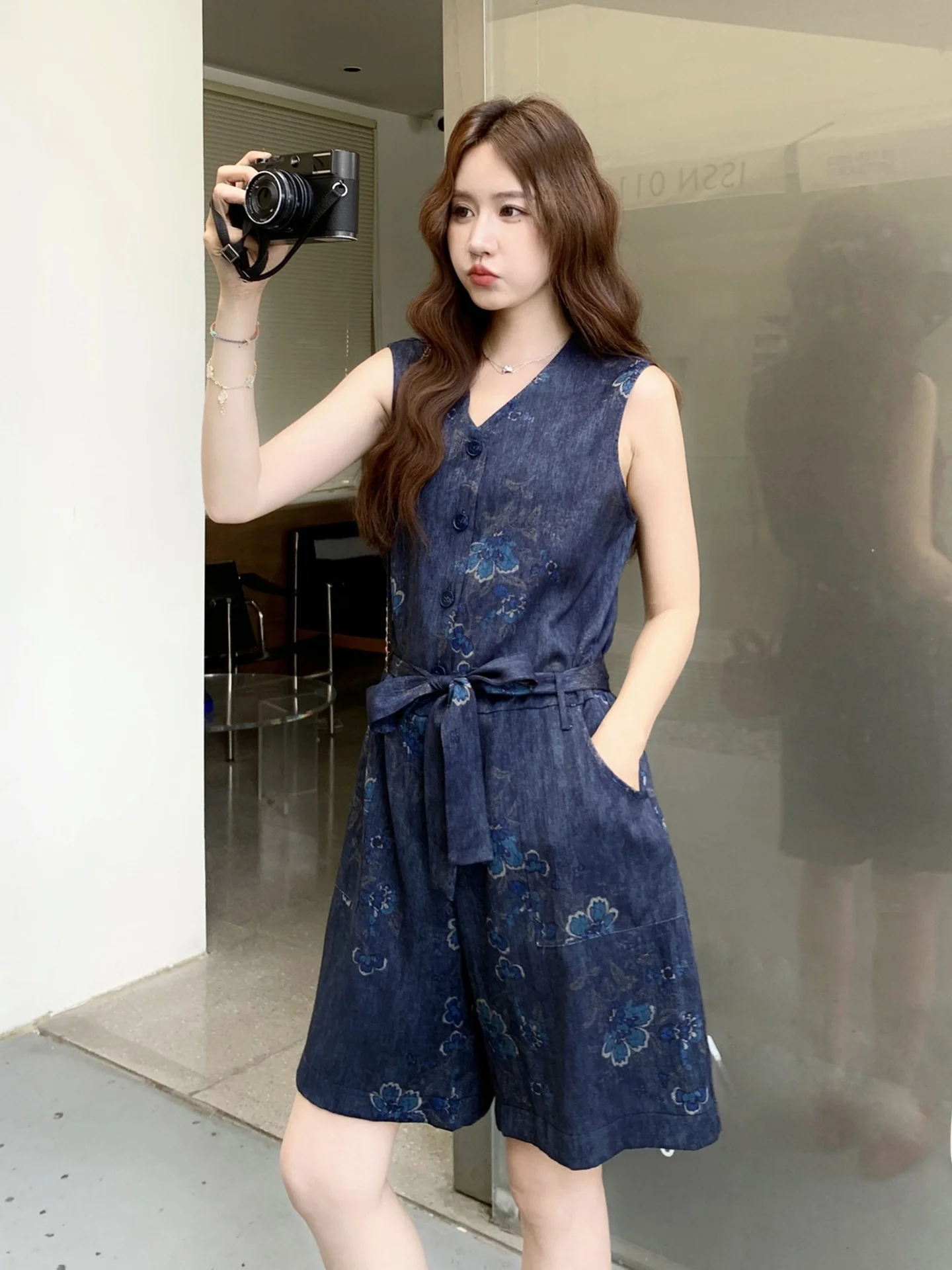 Deep Blue Retro Embroidered V-ne-piece Pants Women's Casual Waist-cinching Slimming Design ort Pants
Deep Blue Retro Embroidered V-ne-piece Pants Women's Casual Waist-cinching Slimming Design ort Pants