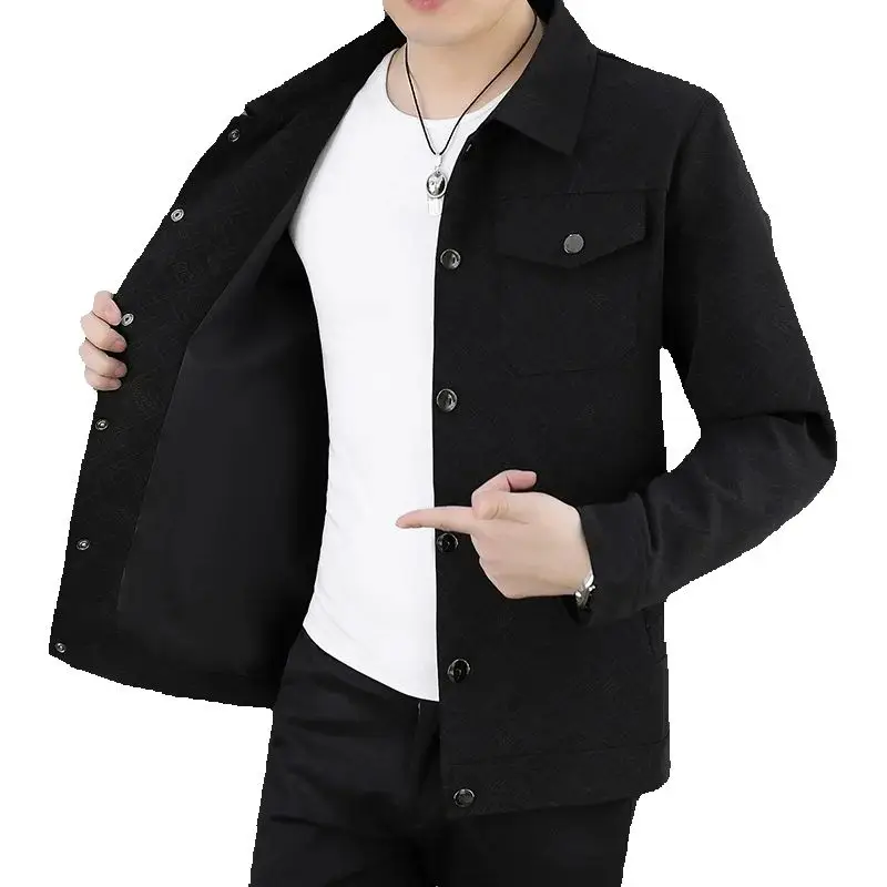 Мужская повседневная куртка черного цвета с рисунком, передними карманами и застежкой на пуговицы — стильное и удобное пальто для повседневного ношения.
Мужская повседневная куртка черного цвета с рисунком, передними карманами и застежкой на пуговицы — стильное и удобное пальто для повседневного ношения.