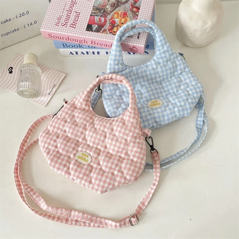 Стеганая большая сумка цвета дофамина для студенток и девочек, кавайная сумка на плечо с тиснением в виде сердца, магнитная сумка через плечо для наушников, губной помады 
Стеганая большая сумка цвета дофамина для студенток и девочек, кавайная сумка на плечо с тиснением в виде сердца, магнитная сумка через плечо для наушников, губной помады