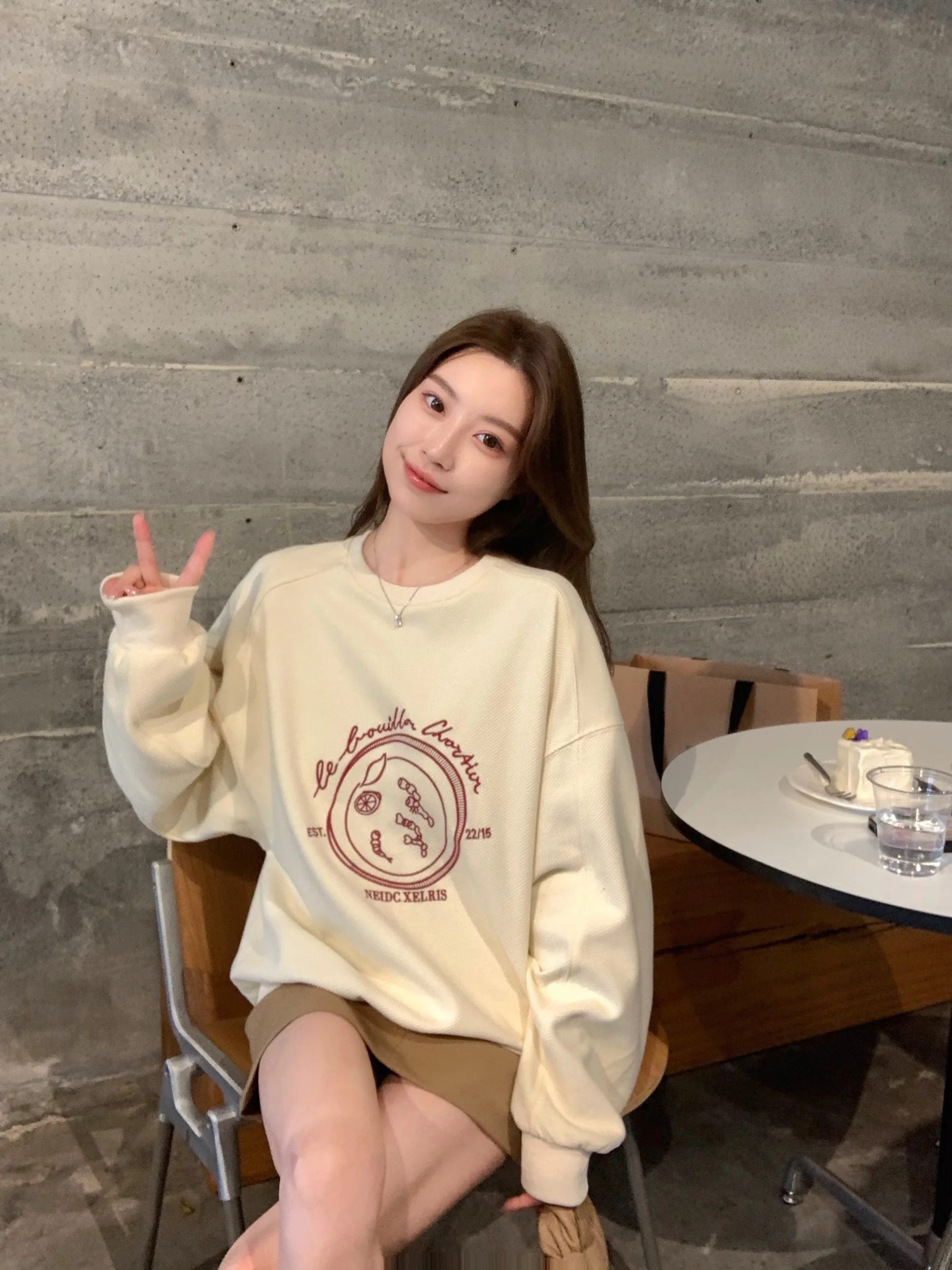 Женский свитшот AMORE свободного кроя с вышитыми надписями, высококачественный, молочно-белый, без рукавов, надеваемый через голову
Женский свитшот AMORE свободного кроя с вышитыми надписями, высококачественный, молочно-белый, без рукавов, надеваемый через голову