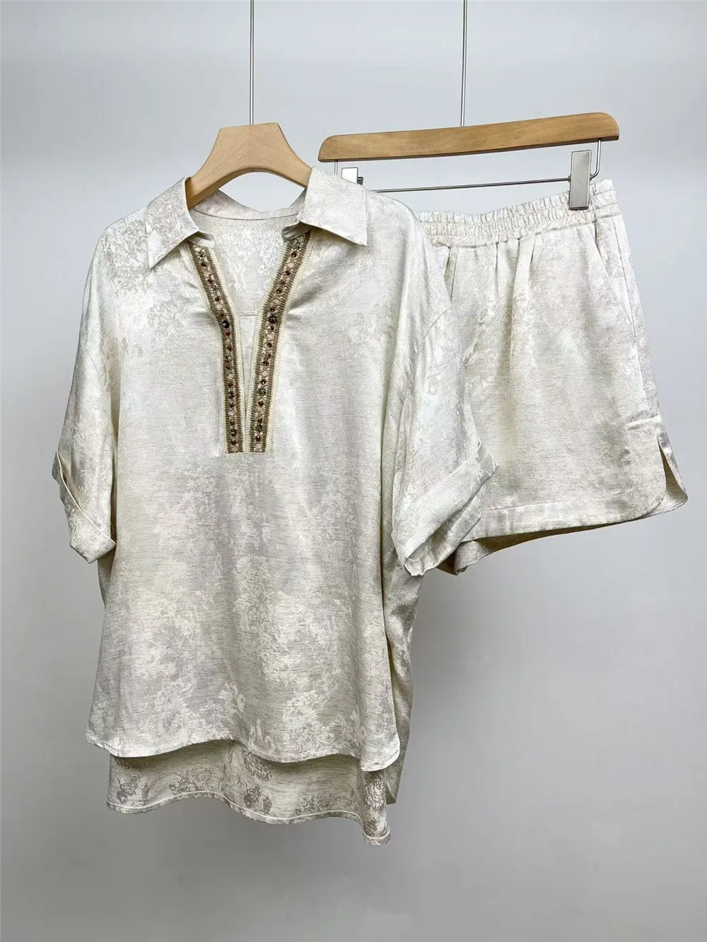 High-End Women's Shorts Suit Jacquard Short-Sleeved Top +Elastic Waist 2 Piece Set Fashion Temperament
High-End Women's Shorts Suit Jacquard Short-Sleeved Top +Elastic Waist 2 Piece Set Fashion Temperament