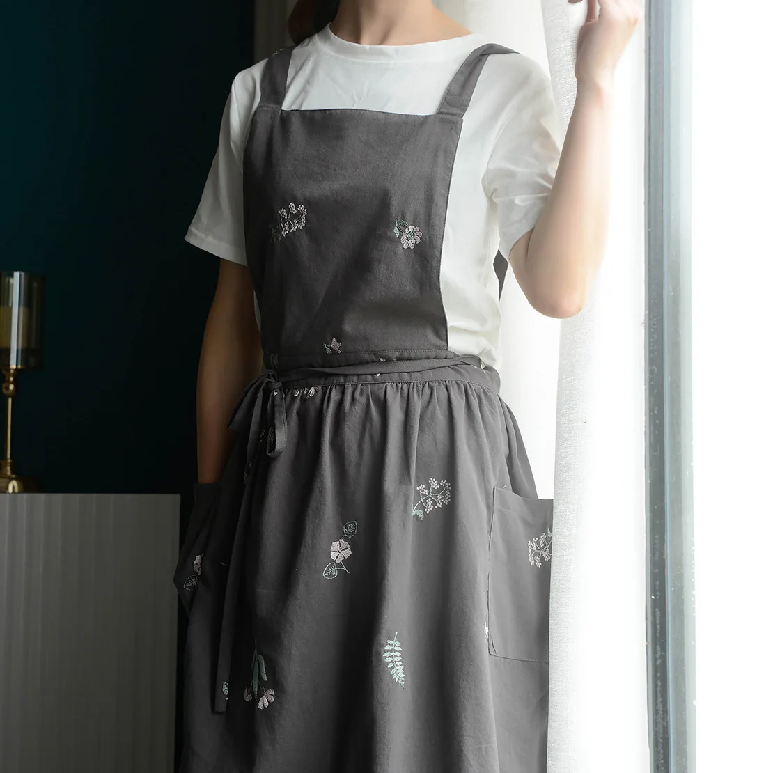 Nordic Wind Pleated Skirt Cotton Apron Women Girls Vintage Apron Gardening Works Cross Back Pinafore Dress Embroidered Floral
Nordic Wind Pleated Skirt Cotton Apron Women Girls Vintage Apron Gardening Works Cross Back Pinafore Dress Embroidered Floral