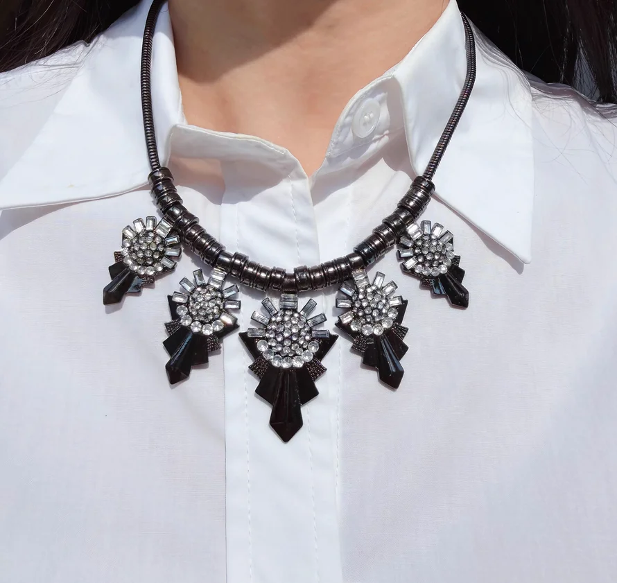 Внешняя торговля ювелирные изделия ретро инкрустированные бриллиантами цветы преувеличенное ожерелье сладкий прохладный ветер черная цепочка из змеиной кости цепочка на ключицу
Внешняя торговля ювелирные изделия ретро инкрустированные бриллиантами цветы преувеличенное ожерелье сладкий прохладный ветер черная цепочка из змеиной кости цепочка на ключицу