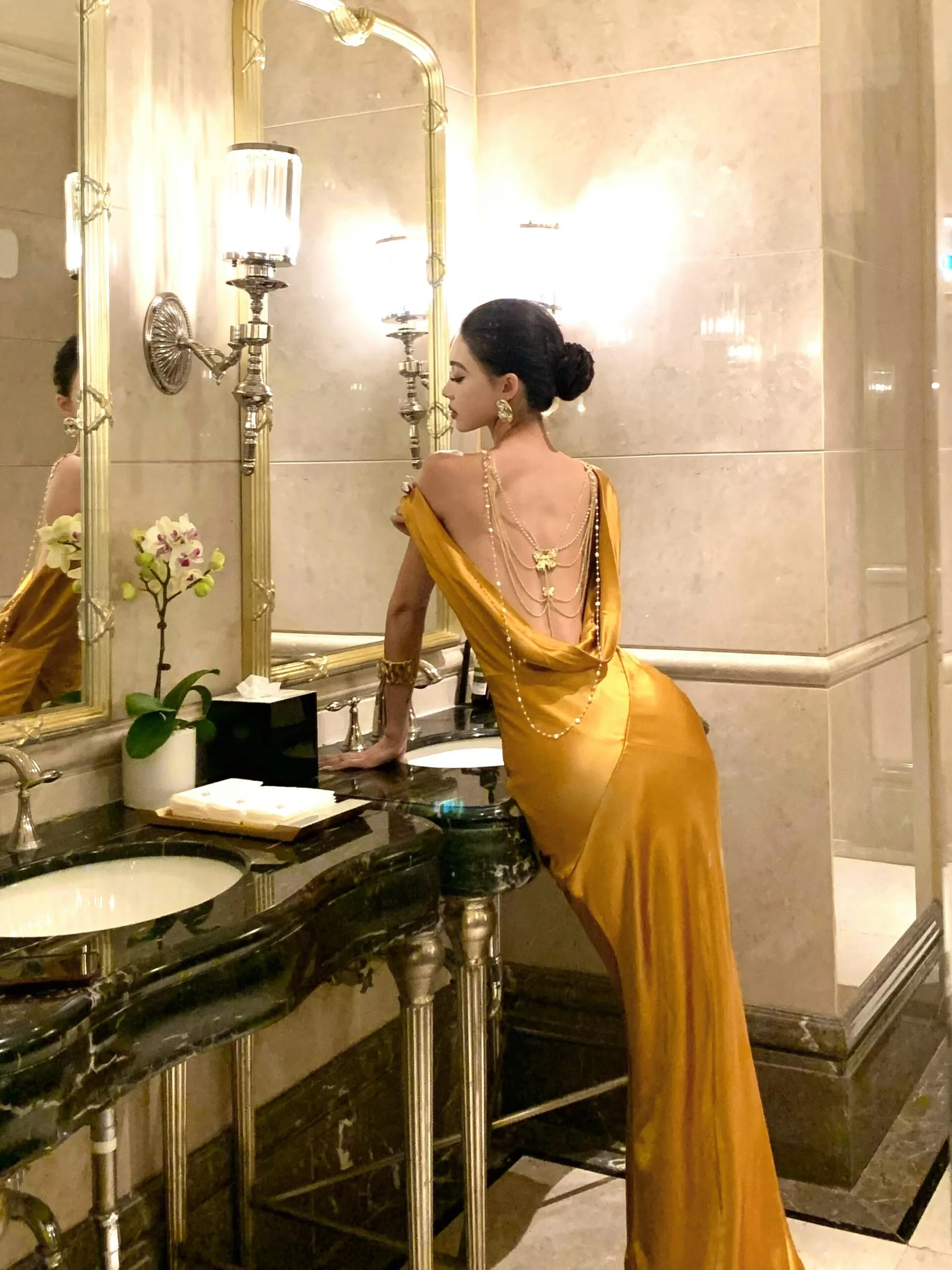 Glossy Acetate Satin Backless Strap Dress Champagne Gold V-Neck Tailored Gown for Year End Dinner Party Elegant Long Dress
Glossy Acetate Satin Backless Strap Dress Champagne Gold V-Neck Tailored Gown for Year End Dinner Party Elegant Long Dress