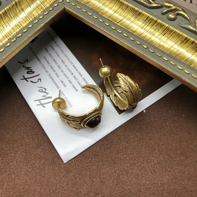 Medieval Silver Needle Natural Tiger Stone Earrings, Light Luxury and Old Gold and Copper Material, Advanced Feeling Feather Pat
Medieval Silver Needle Natural Tiger Stone Earrings, Light Luxury and Old Gold and Copper Material, Advanced Feeling Feather Pat