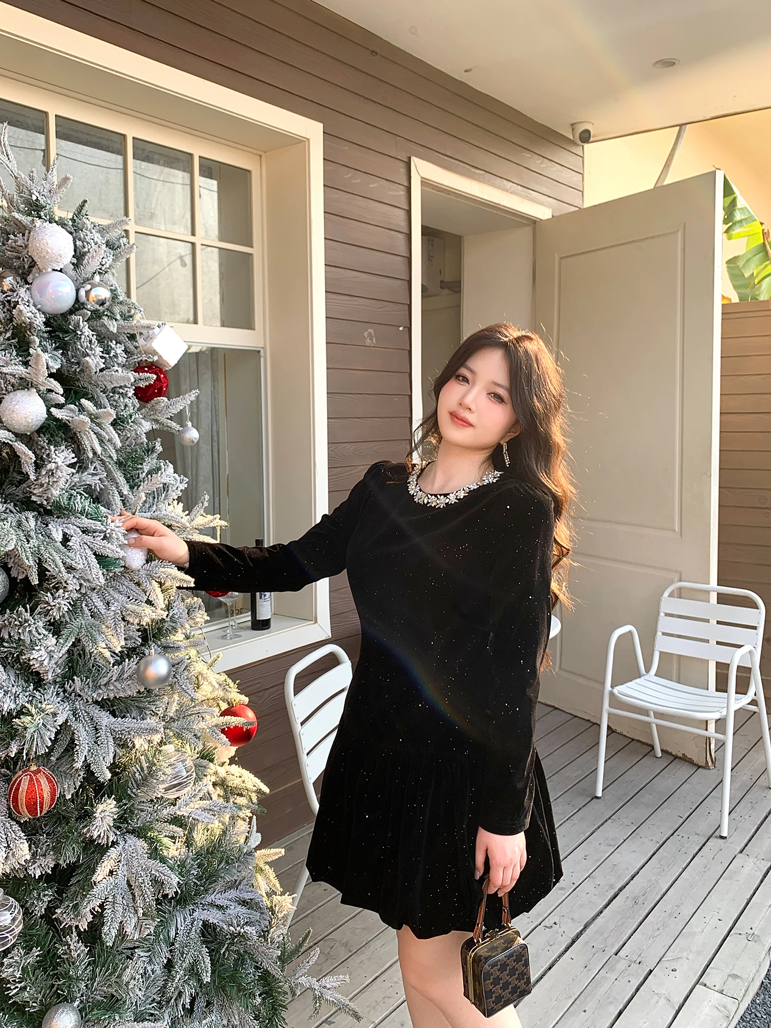 Женское бархатное платье больших размеров с бриллиантовой отделкой, осенне-зимняя новинка, роскошное, с высокой талией, черное
Женское бархатное платье больших размеров с бриллиантовой отделкой, осенне-зимняя новинка, роскошное, с высокой талией, черное