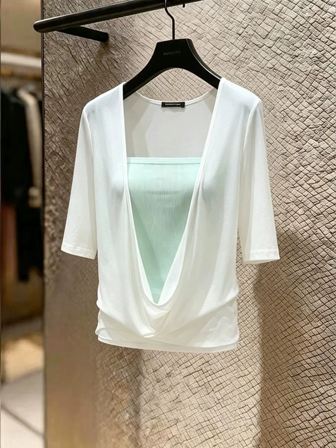 Lightweight Short Sleeve Women's T-Shirt Fake Two-Piece Design Summer Style Outdoor Wear Sun Protection Slimming Effect
Lightweight Short Sleeve Women's T-Shirt Fake Two-Piece Design Summer Style Outdoor Wear Sun Protection Slimming Effect