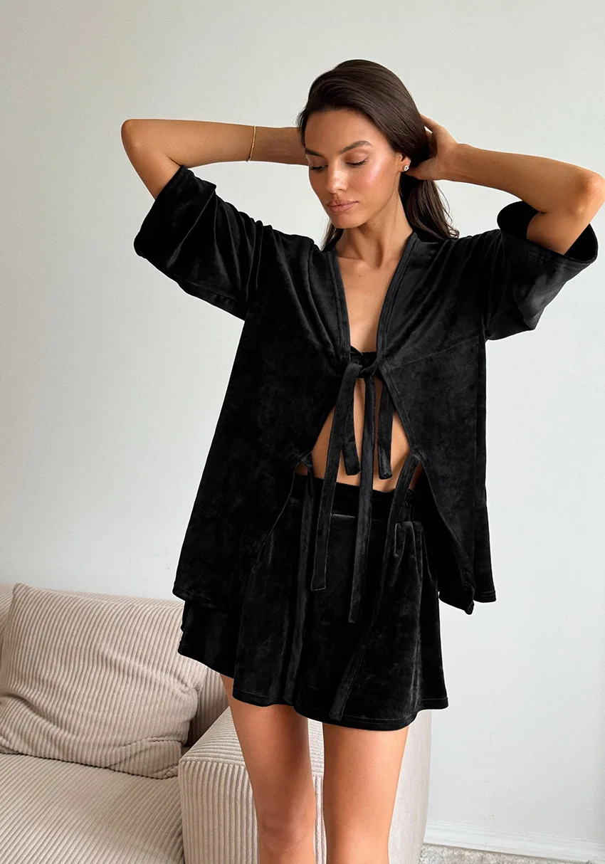 Новая осенняя черная вязаная бархатная пижама, комплект из двух предметов, кардиган с завязками, шорты с рукавами семь четвертей для женской домашней одежды
Новая осенняя черная вязаная бархатная пижама, комплект из двух предметов, кардиган с завязками, шорты с рукавами семь четвертей для женской домашней одежды