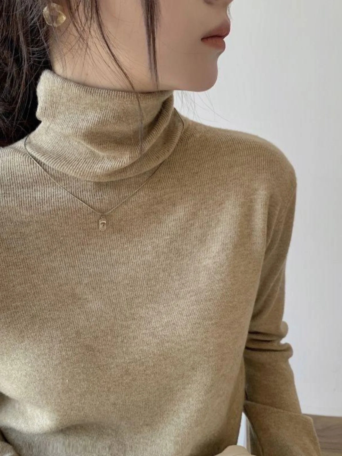 Women's Thickened High Collar Knitted Base Shirt Stylish Inner Wear Trendy Sweater Commute Style Autumn Winter Fashion
Women's Thickened High Collar Knitted Base Shirt Stylish Inner Wear Trendy Sweater Commute Style Autumn Winter Fashion