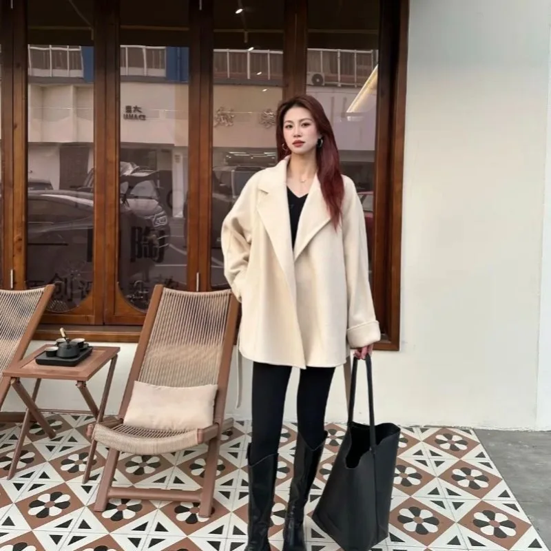 Двусторонняя шерстяная куртка Spot 2025, флисовое пальто, женское короткое корейское пальто, свободное и универсальное серое шерстяное пальто с поясом
Двусторонняя шерстяная куртка Spot 2025, флисовое пальто, женское короткое корейское пальто, свободное и универсальное серое шерстяное пальто с поясом