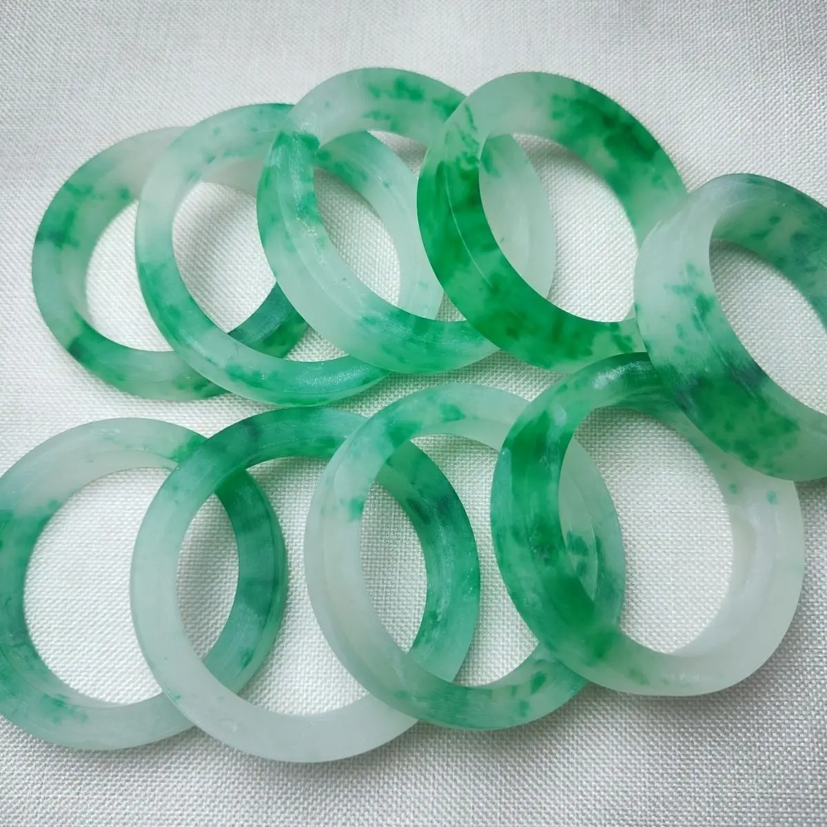 Emerald green bracelet ice transparent green floating flower quartzite jade bracelet rough material jadeite
Emerald green bracelet ice transparent green floating flower quartzite jade bracelet rough material jadeite