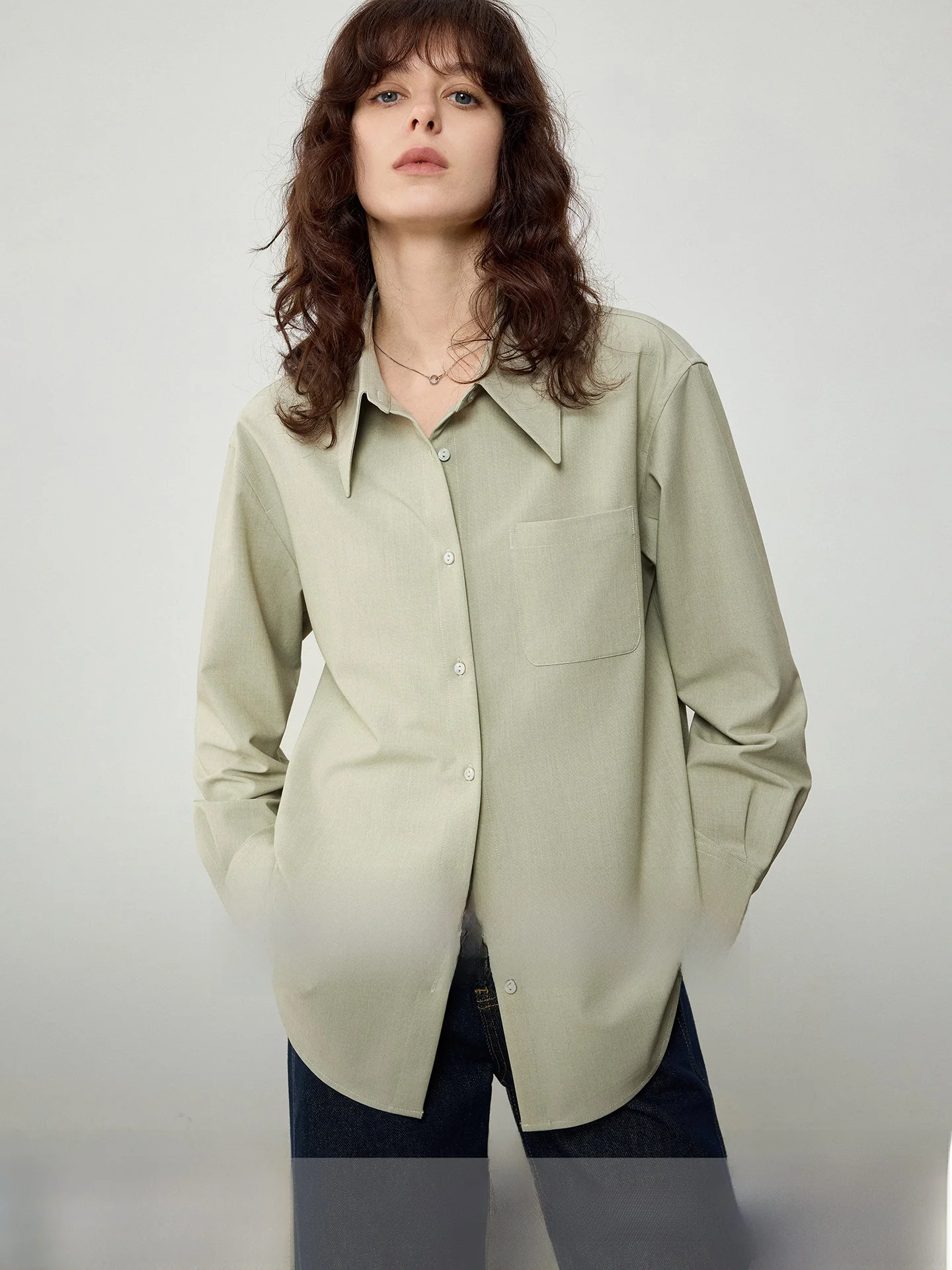 Зеленая женская рубашка с длинным рукавом: дизайнерская модель для утонченного стиля, драпировка, для повседневной носки, стиль Cleanfit, смесь полиэстера, дышащая ткань
Зеленая женская рубашка с длинным рукавом: дизайнерская модель для утонченного стиля, драпировка, для повседневной носки, стиль Cleanfit, смесь полиэстера, дышащая ткань